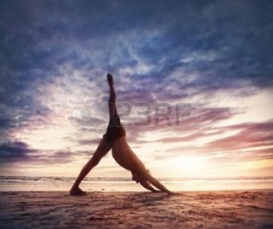 24001306-homme-faisant-du-yoga-sur-la-plage-pr-s-de-l-oc-an-en-inde